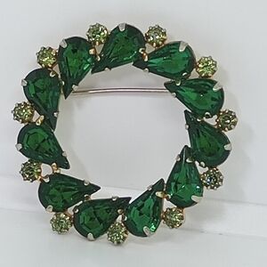 * vintage prong set Green teardrop crystal glass wreath Christmas pin brooch
